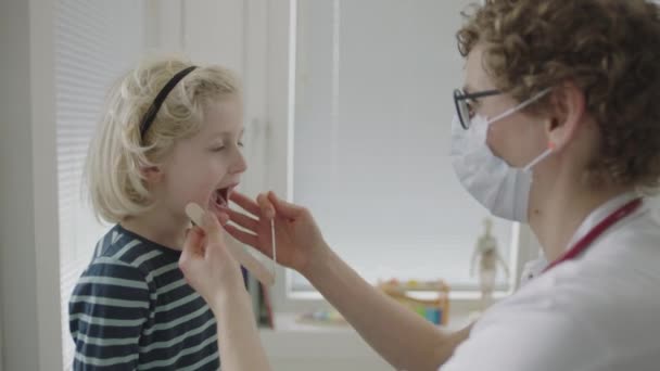 Movimento Lento Medio Colpo Palmare Del Medico Maschera Utilizzando Tampone — Video Stock