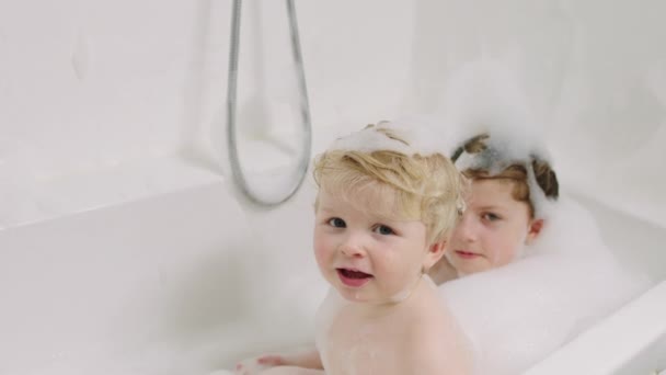 Bebé chico y hermana en jabón baño — Vídeo de stock