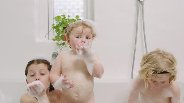 Kinder spielen im schaumigen Bad mit dem kleinen Bruder — Stockvideo