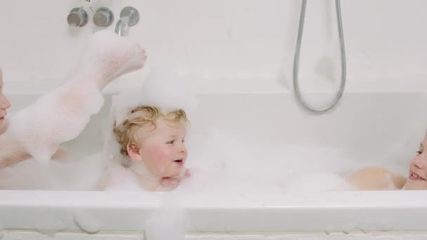 Irmã e irmãos em banho ensaboado com menino — Vídeo de Stock