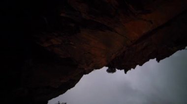 Mağara Dağlara Ve sahil şeridi Gün doğumunda