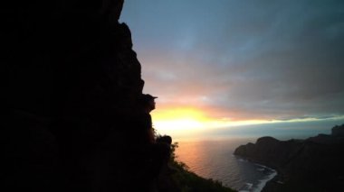 Dağlardan Gün Doğuşunu İzleyen Adam