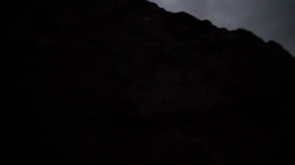 Kustlinje och berg under molnigt himmel vid soluppgången — Stockvideo