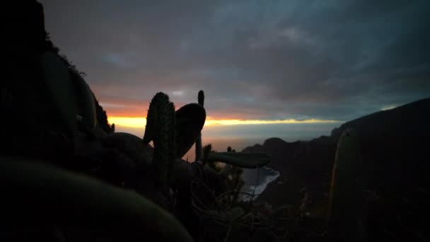 Montaña con vista al amanecer sobre la costa abajo — Vídeo de stock