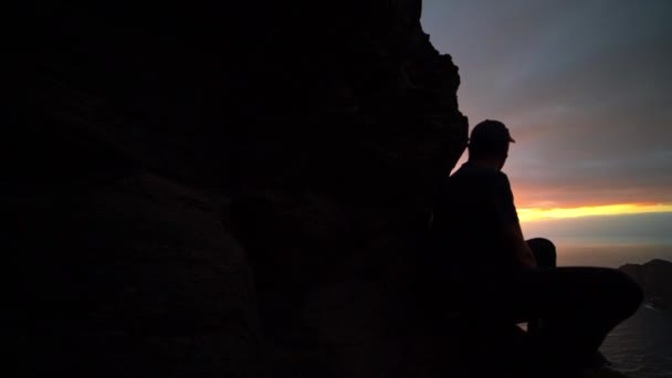 Hombre viendo amanecer desde las montañas — Vídeos de Stock