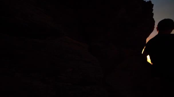 Человек, наблюдающий за рассветом в горах — стоковое видео