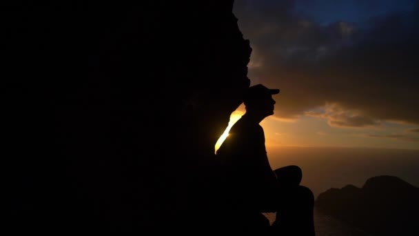 Człowiek Silhouetted Przeciwko Mountainside Oglądanie wschodu słońca — Wideo stockowe