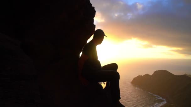 Muž silueta proti úbočí hory Pozorování východu slunce — Stock video