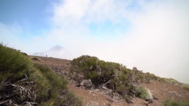 Dağda Bulutların Altında Yürüyen Adam