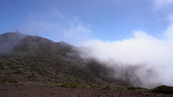 Paisaje montañoso estéril cubierto de niebla — Vídeos de Stock