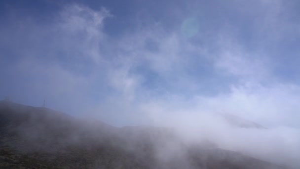 Bergachtig landschap bedekt met mist — Stockvideo