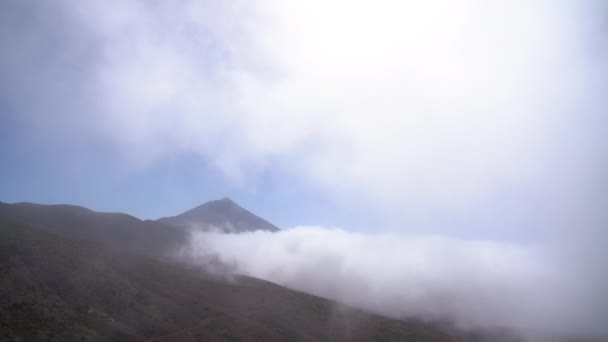 Горы и облака под голубым небом — стоковое видео