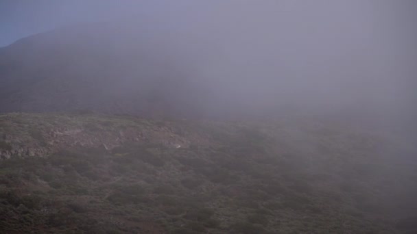 Paisaje nublado con coche en carretera en las montañas — Vídeos de Stock