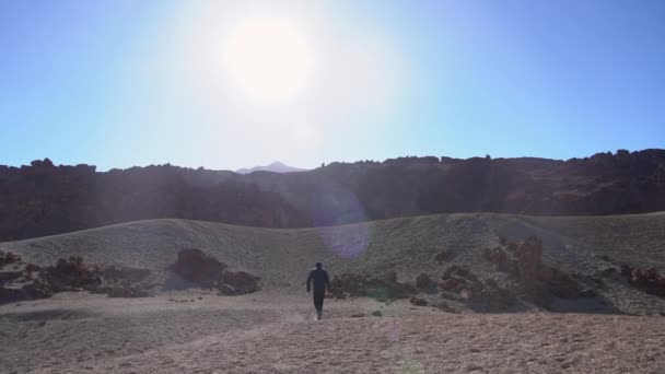 Homem caminhando no deserto seco como localização — Vídeo de Stock