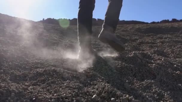 Homme marchant à travers la lune comme l'emplacement des pierres et du gravier — Video