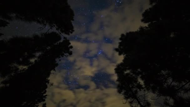 Nuvole che si muovono attraverso il cielo sotto la Via Lattea — Video Stock