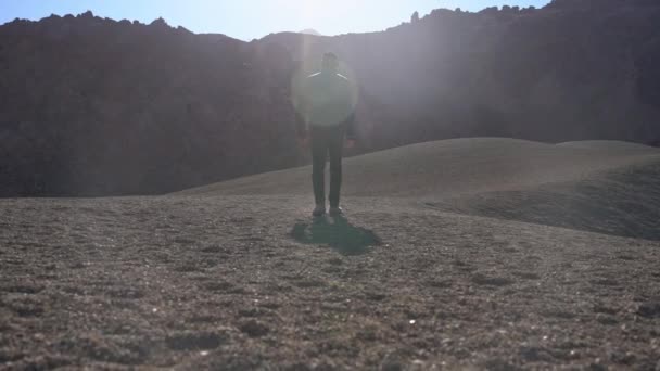 Homme marchant à travers la lune comme l'emplacement des pierres et du gravier — Video