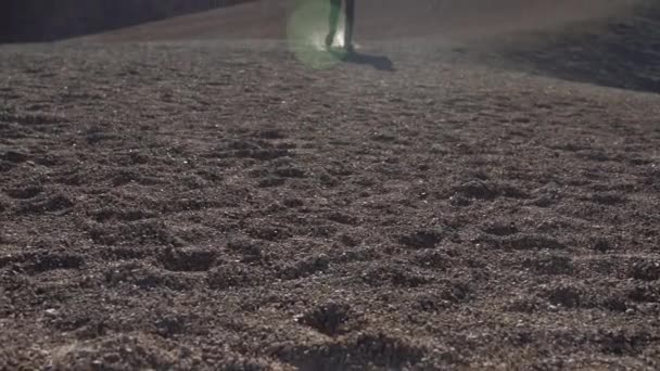 Homme marchant à travers la lune comme l'emplacement des pierres et du gravier — Video