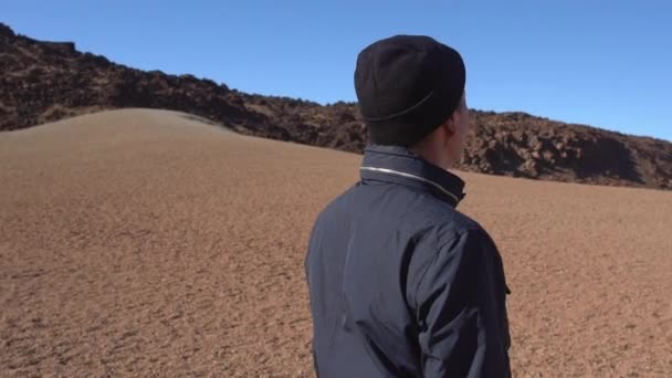 Hombre mirando alrededor Paisaje árido seco — Vídeos de Stock