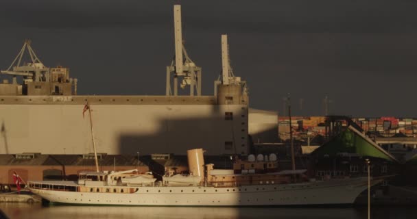 Het Dannebrog-schip meerde 's nachts aan in Aarhus, Denemarken. — Stockvideo