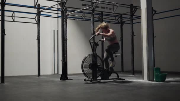 십 자형 훈련 자전거를 타는 여자 운동 선수 — 비디오