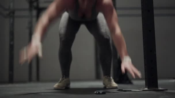 Atleta femenina realizando burpees y prensa Ups — Vídeos de Stock