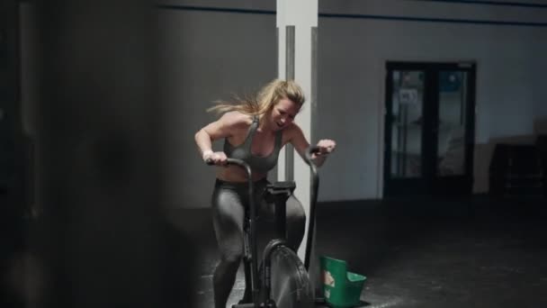 Atleta feminina terminando Cross Training Bike Exercício — Vídeo de Stock