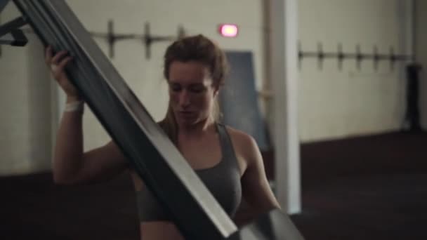 Γυναίκα αθλητής που κινείται μηχανή κωπηλασίας — Αρχείο Βίντεο