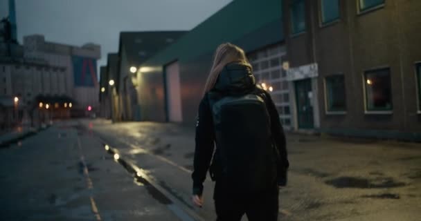 Jeune femme marchant avec sac à dos — Video