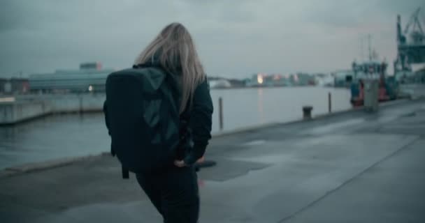 Mujer joven caminando con mochila — Vídeos de Stock