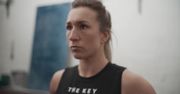 Vacker kvinnlig fokuserad idrottare — Stockvideo