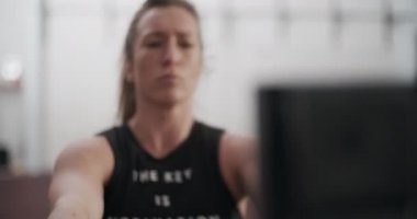Kürek Makinesine Odaklanan Kadın Sporcu