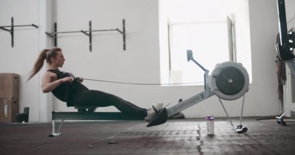 Atleta femenina haciendo ejercicio en el remo — Vídeos de Stock