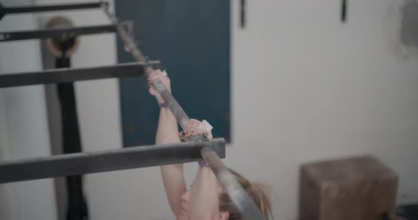 Atleta de rabo de cavalo Exercício no Chin-Up Bar — Vídeo de Stock