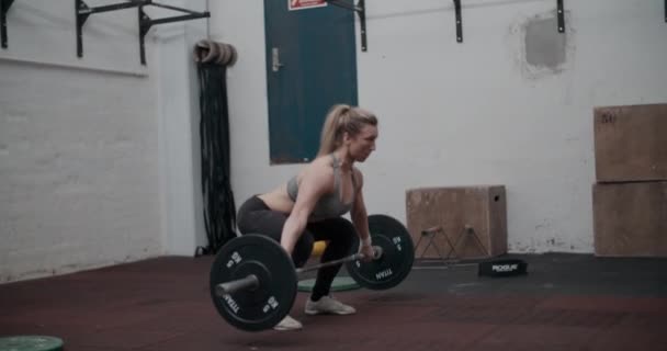 Jeune femme Power Lifter dans la salle de gym — Video