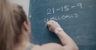 Tebeşir Altında Kadın Sporcu Yazma Çalışması
