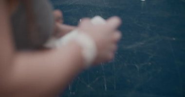 Genç Sporcu Spor Salonunda Akıllı Telefona Bakıyor