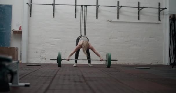 Kobieta sportowiec podnoszenie ciężkich sztangi — Wideo stockowe