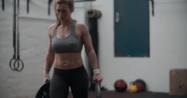 Atleta feminina carregando pesos pesados — Vídeo de Stock