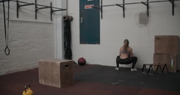 Žena sportovec squatting na výtah medicína míč — Stock video