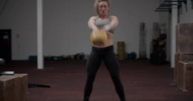 Spor Giyim Kadın Sporcusu Kettlebell Salıncak