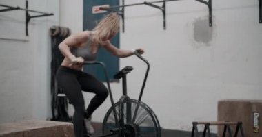 Bisikletle Çapraz Antrenman Bisikletinde Kadın Sporcu