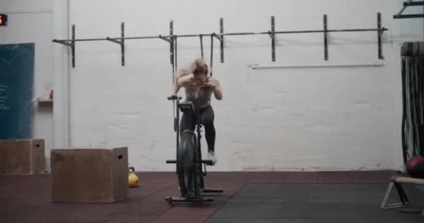 Mujer atleta ciclismo en bicicleta de entrenamiento cruzado — Vídeo de stock