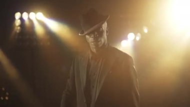 Parlayan ışıkların önünde dans eden adam