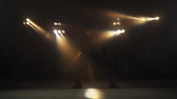 Uomo in abito nero che balla davanti a luci lampeggianti — Video Stock