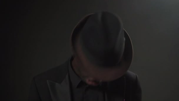 Uomo in abito nero e cappello ballare e cantare — Video Stock