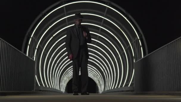 Hombre bailando frente al túnel de neón. — Vídeo de stock