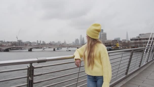 Menina bonita adolescente no chapéu de lã amarelo — Vídeo de Stock