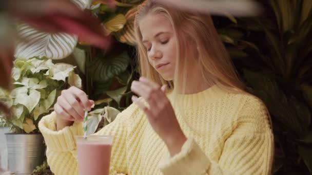 Loira adolescente menina com milkshake — Vídeo de Stock