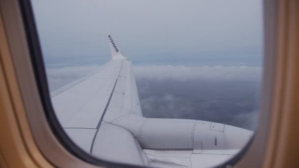Крыло самолета из окна — стоковое видео